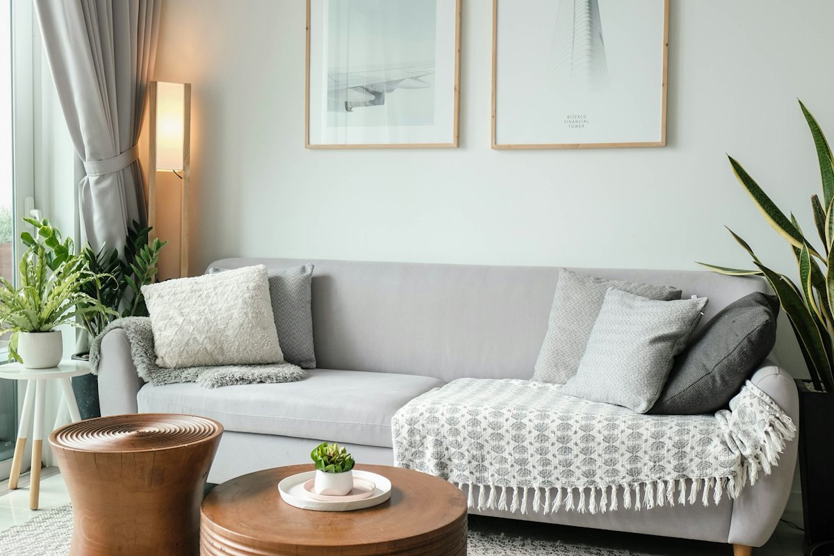 Sala de estar de la suite con sofá y mesa de centro